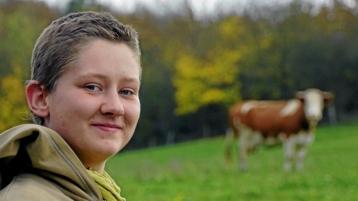 In der Sonderkategorie Freie Ausbildung ist Deborah Vennemann bei den Grünen Berufen vom Thüringer Landwirtschaftsministerium als Jahrgangsbeste ausgezeichnet worden. Die 22-Jährige lernt Landwirtin in der Burgmühle Haina und hat dabei auch mit Kühen wie Sissel zu tun.