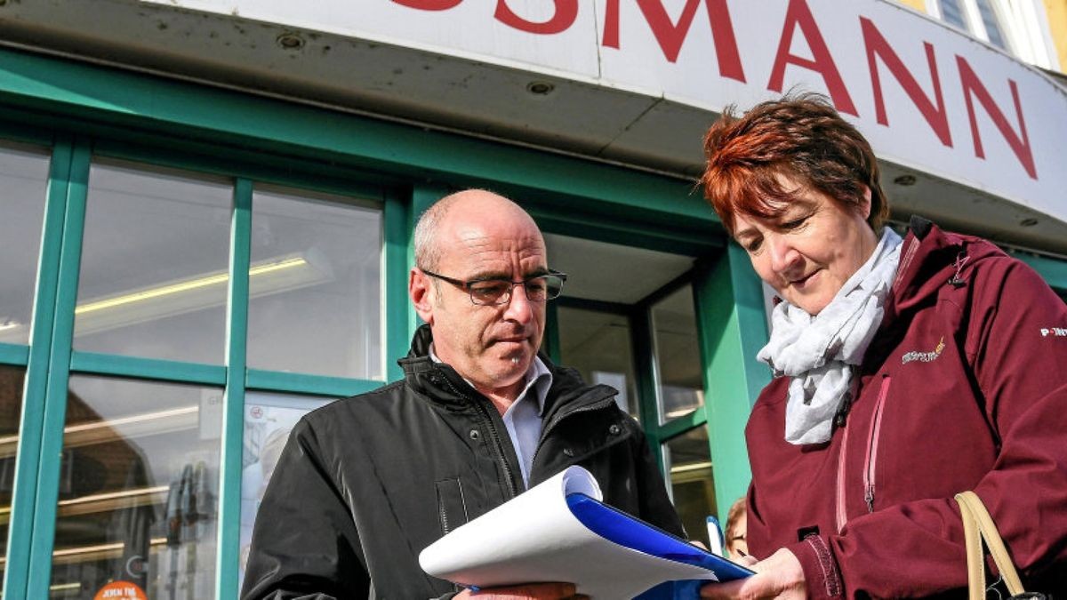 René Hartnauer (SPD) sammelte gestern Unterschriften für den Verbleib der Rossmann-Kette in Greußen. Christine Witzenhausen unterschrieb gern.