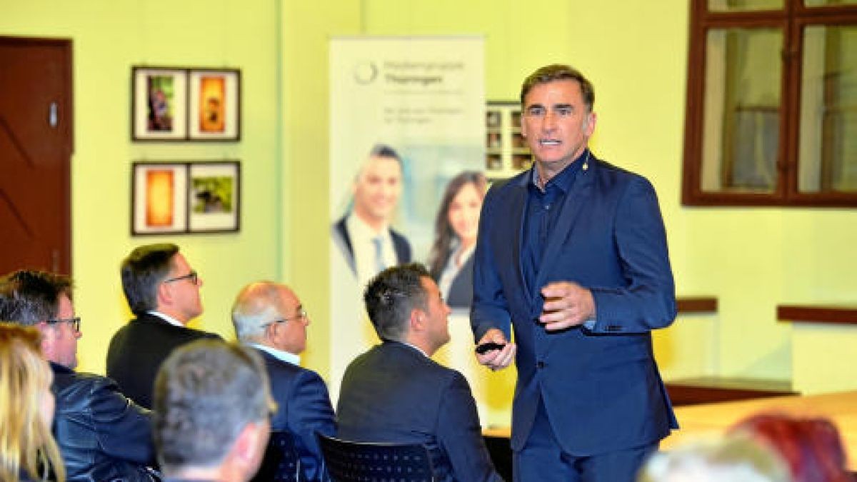 Stefan Kuntz (rechts), Chefrtrainer der DFB-U21-Nationalmannschaft bei einer Veranstaltung der Mediengruppe Thüringen im Jenaer Rathaus.