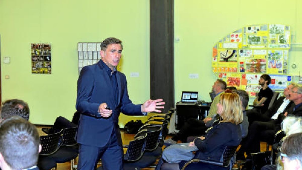 Stefan Kuntz (links), Chefrtrainer der DFB-U21-Nationalmannschaft bei einer Veranstaltung der Mediengruppe Thüringen im Jenaer Rathaus.