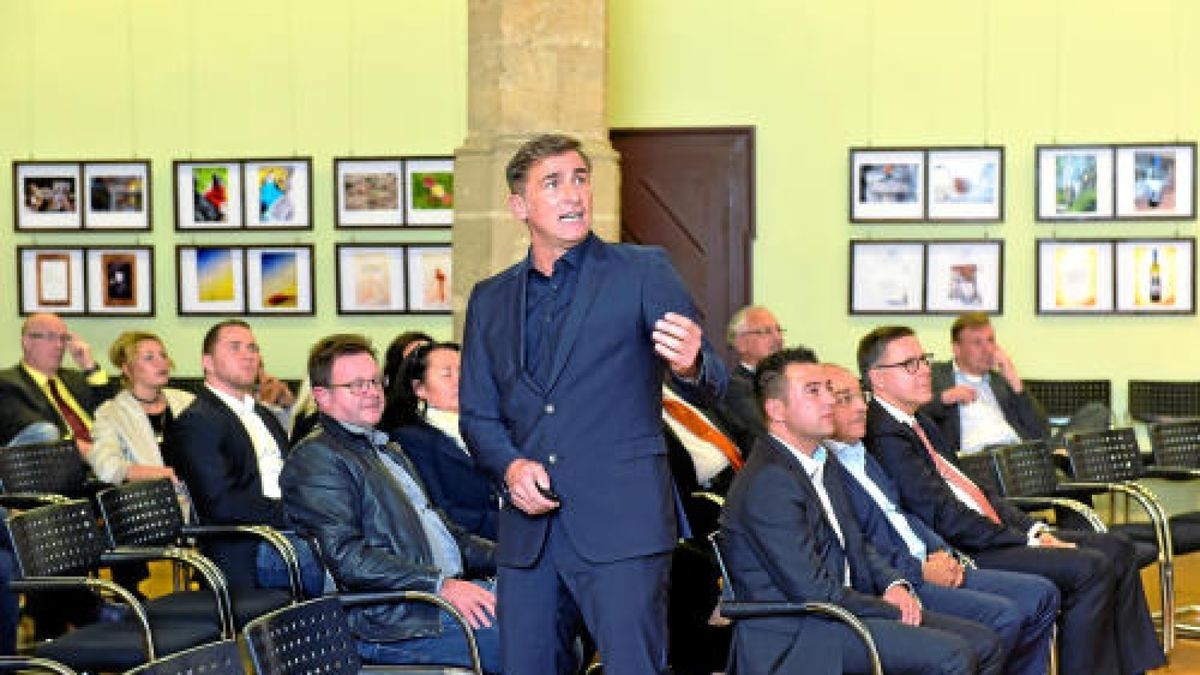 Stefan Kuntz (Mitte), Chefrtrainer der DFB-U21-Nationalmannschaft bei einer Veranstaltung der Mediengruppe Thüringen im Jenaer Rathaus.