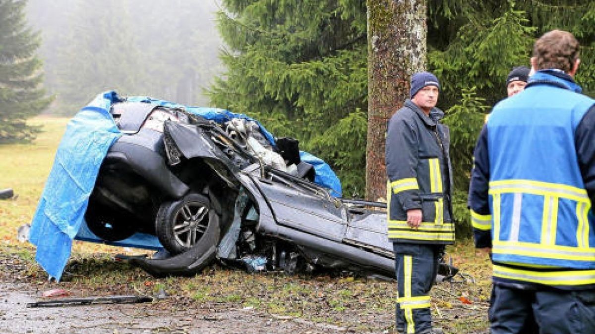 Die B281 wurde am Unfallort voll gesperrt. Foto: News5