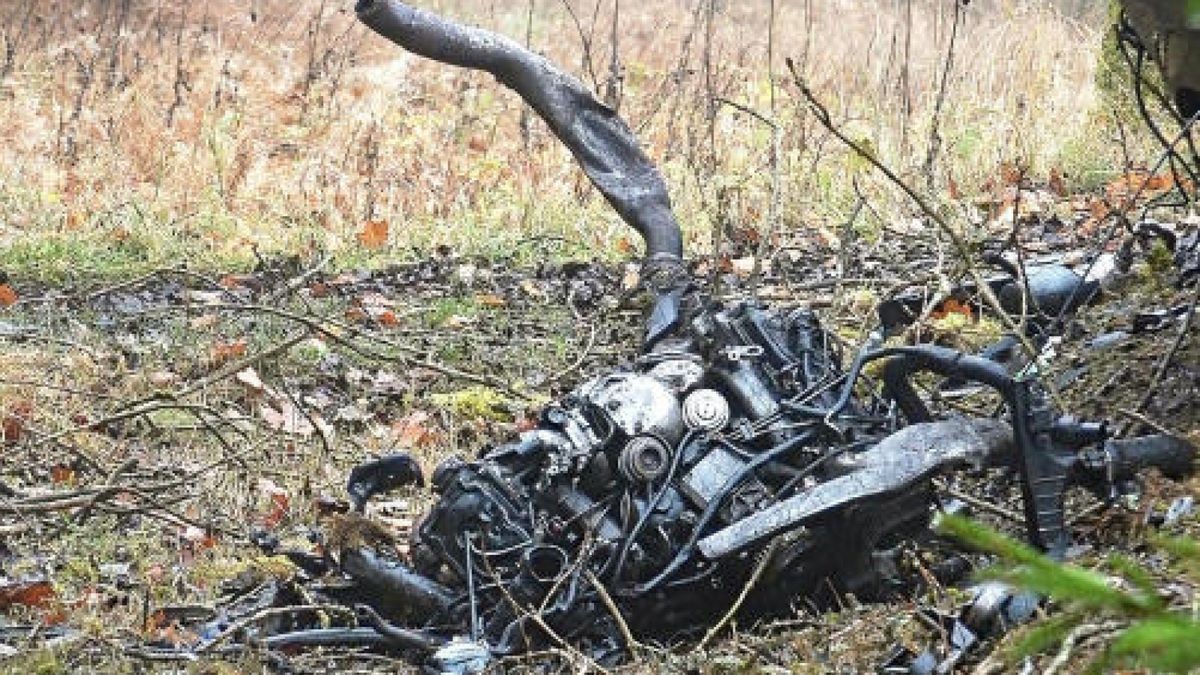 Bei einem Unfall im Landkreis Sonneberg ist am Donnerstagmorgen ein Mann ums Leben gekommen. Der Unfallhergang ist noch unklar, offenbar war der Autofahrer in einer Linkskurve zwischen Neuhaus am Rennweg und Steinheid von der Fahrbahn abgekommen und gegen einen Baum geprallt. Foto: News5