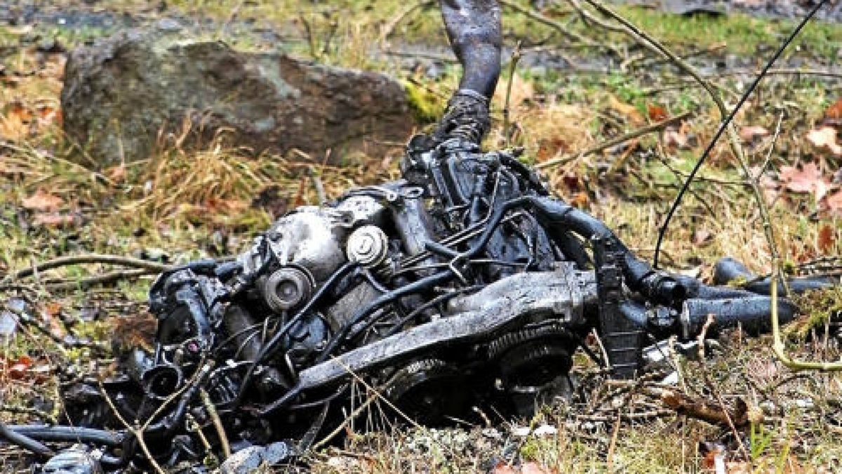 Bei einem Unfall im Landkreis Sonneberg ist am Donnerstagmorgen ein Mann ums Leben gekommen. Der Unfallhergang ist noch unklar, offenbar war der Autofahrer in einer Linkskurve zwischen Neuhaus am Rennweg und Steinheid von der Fahrbahn abgekommen und gegen einen Baum geprallt. Foto: News5