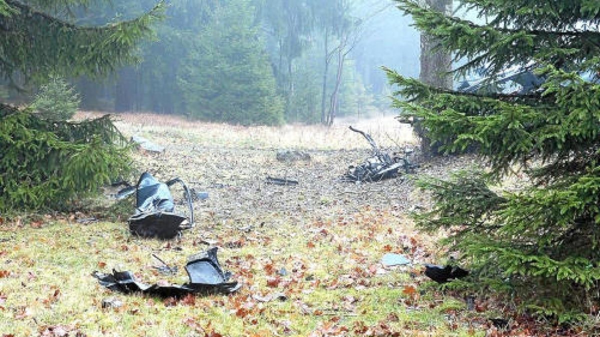 Bei einem Unfall im Landkreis Sonneberg ist am Donnerstagmorgen ein Mann ums Leben gekommen. Der Unfallhergang ist noch unklar, offenbar war der Autofahrer in einer Linkskurve zwischen Neuhaus am Rennweg und Steinheid von der Fahrbahn abgekommen und gegen einen Baum geprallt. Foto: News5