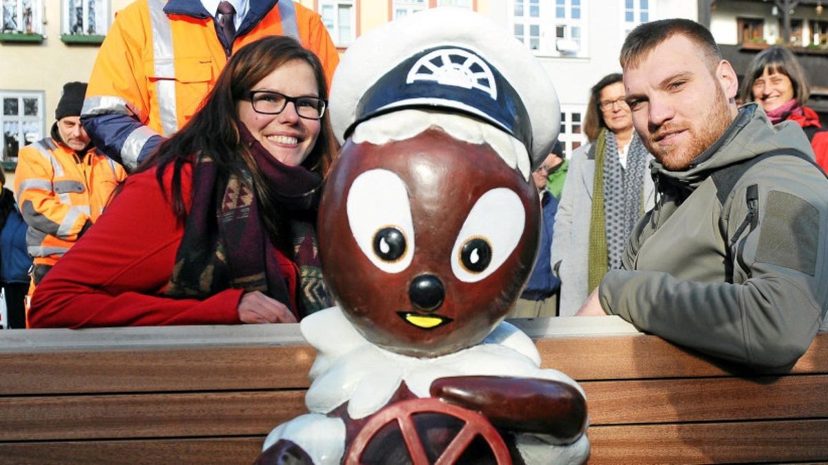 Ein Geschenk des Ehepaares Claudia Hoffmann und Marcel Hertel: Die beiden Erfurter haben dafür gesorgt, dass zu den Kika-Figuren im Stadtbild nun auch der Pittiplatsch gehört. Am Dienstag zur Einweihung der Rathausbrücke wurde der Vertrag mit der Stadt unterzeichnet und der Kobold enthüllt.