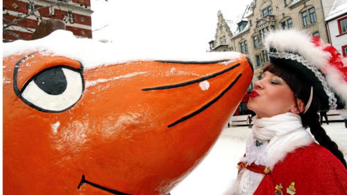 Die Maus freut sich auf dem Anger über ein Küsschen. Foto: Martin Moll