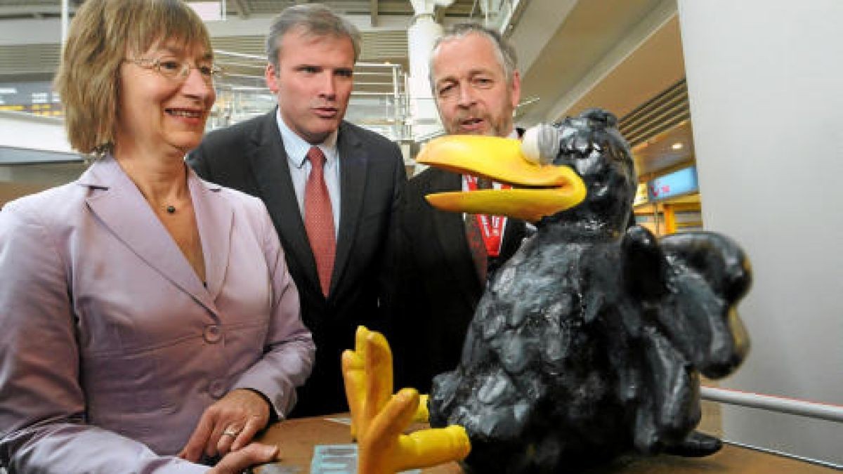 Rabe Rudi sitzt am Erfurter Flughafen auf gepackten Koffern. Foto: Hartmut Schwarz