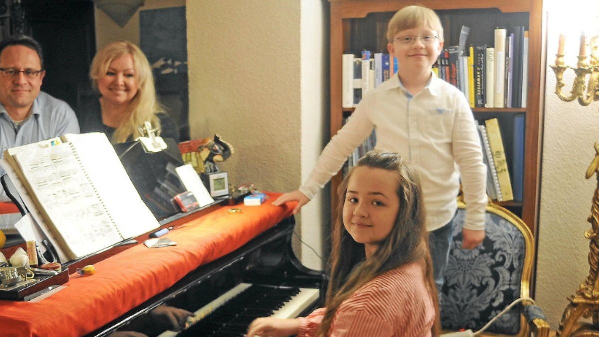 Familie Hahn im Proberaum von Tochter Laetitia, die bereits als Pianistin unterwegs ist und Konzerte gibt. Die Eltern Christian und Annette unterstützen ihre Kinder, auch die Ausbildung von Sohn Philip, der ebenfalls ein Ausnahmetalent am Klavier ist.