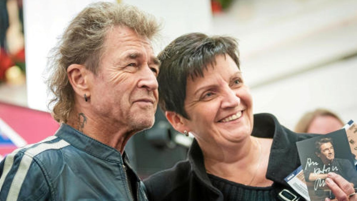 Autogrammstunde mit Musiker Peter Maffay im Anger 1 in Erfurt