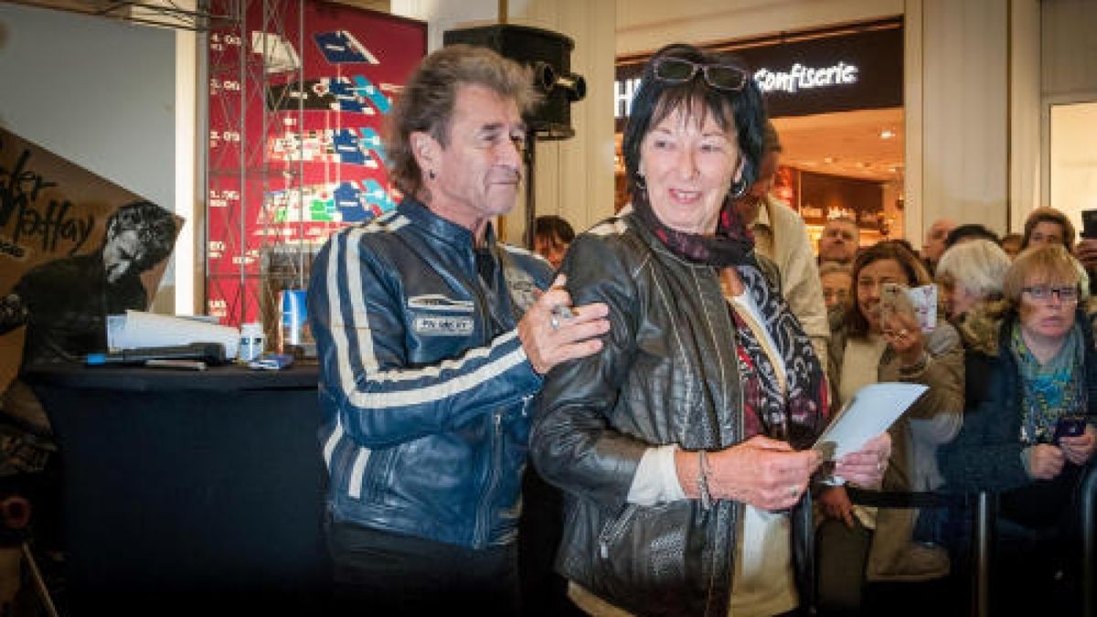 Autogrammstunde mit Musiker Peter Maffay im Anger 1 in Erfurt