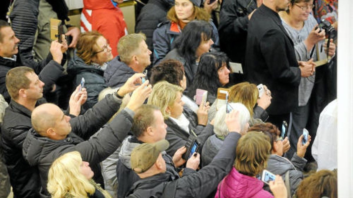 Hunderte bei Autogrammstunde mit Peter Maffay im Anger 1 in Erfurt.