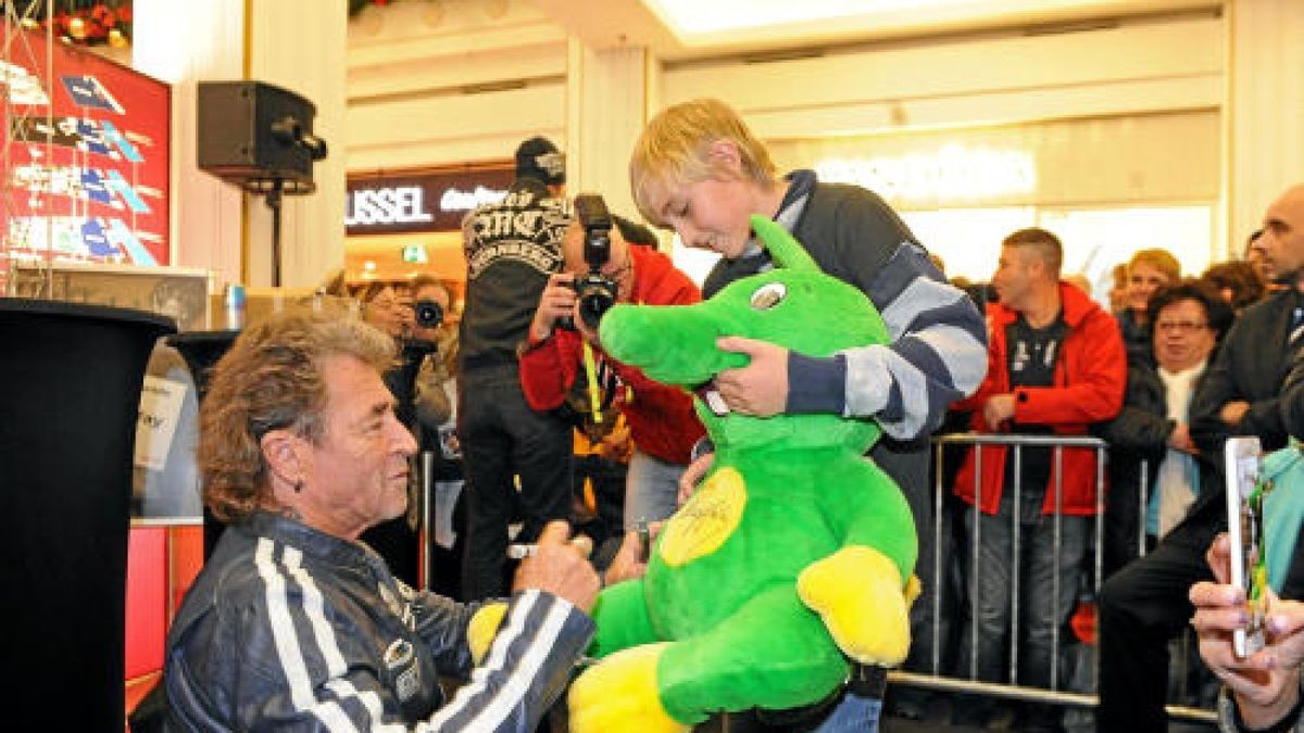 Hunderte bei Autogrammstunde mit Peter Maffay im Anger 1 in Erfurt.