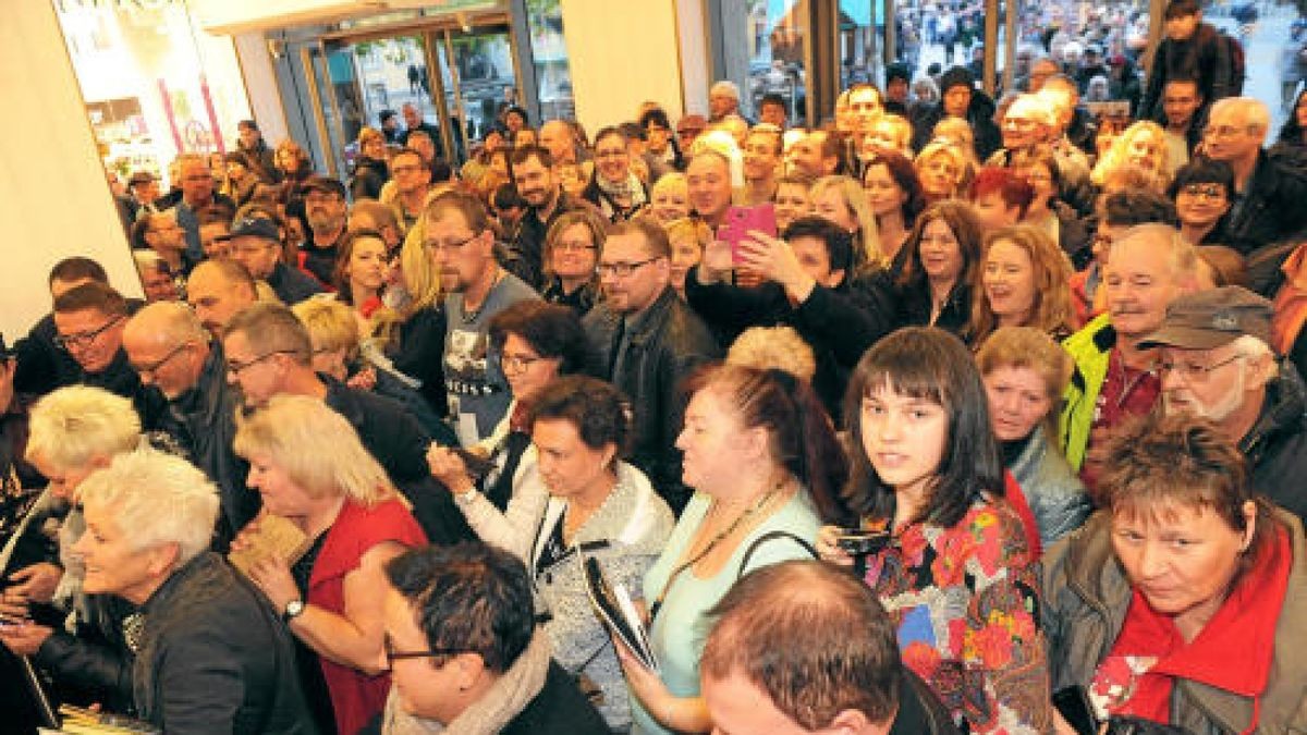 Hunderte bei Autogrammstunde mit Peter Maffay im Anger 1 in Erfurt.