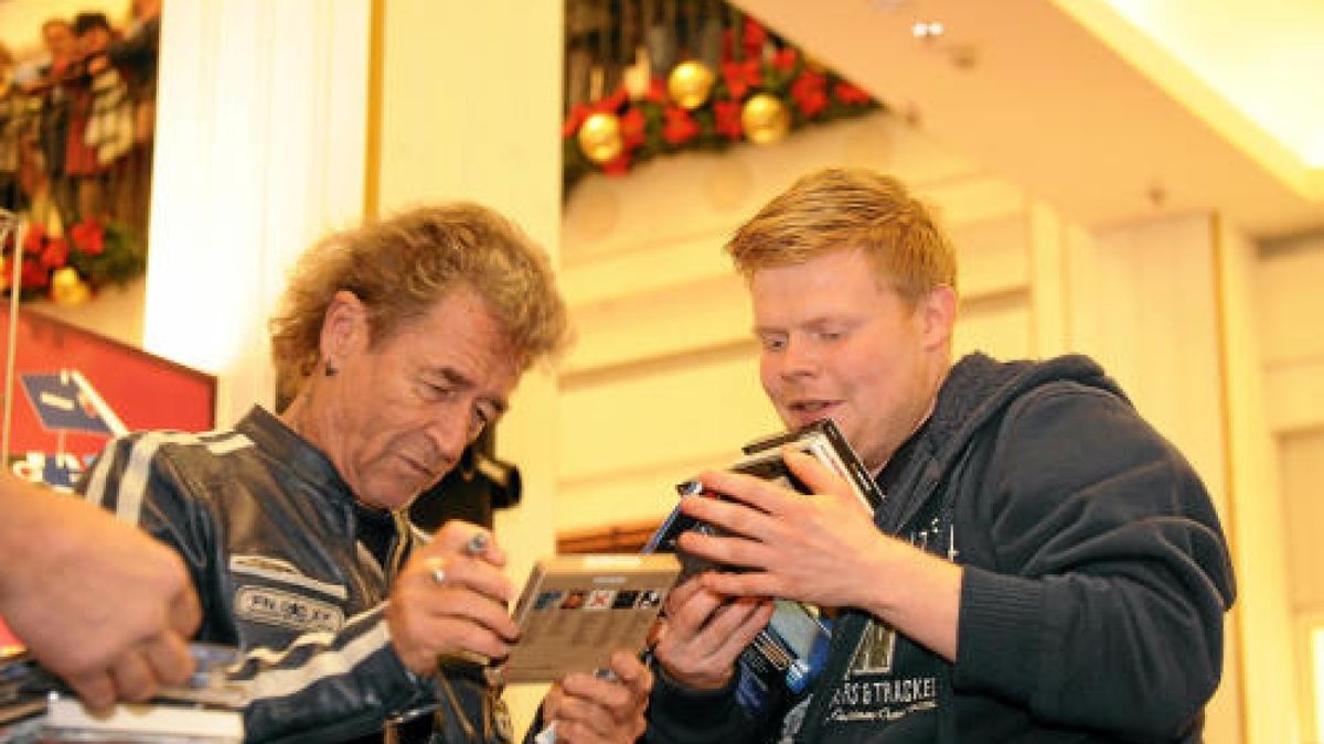 Hunderte bei Autogrammstunde mit Peter Maffay im Anger 1 in Erfurt.