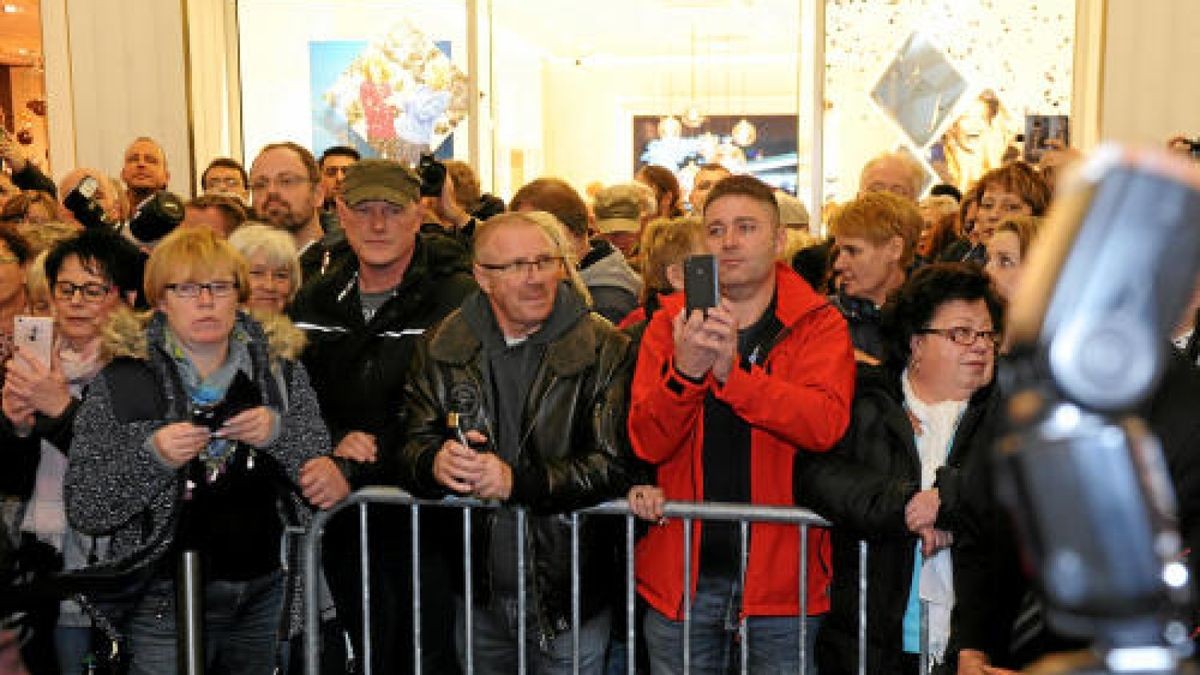 Hunderte bei Autogrammstunde mit Peter Maffay im Anger 1 in Erfurt.