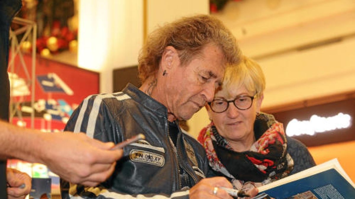 Hunderte bei Autogrammstunde mit Peter Maffay im Anger 1 in Erfurt.