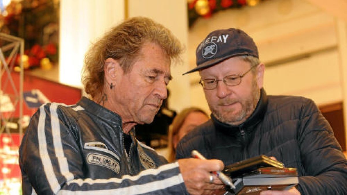 Hunderte bei Autogrammstunde mit Peter Maffay im Anger 1 in Erfurt.