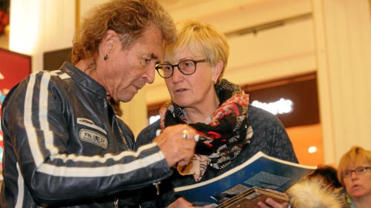 Hunderte bei Autogrammstunde mit Peter Maffay im Anger 1 in Erfurt.