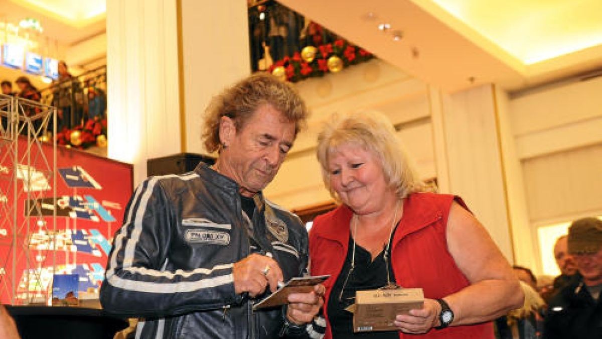 Hunderte bei Autogrammstunde mit Peter Maffay im Anger 1 in Erfurt.