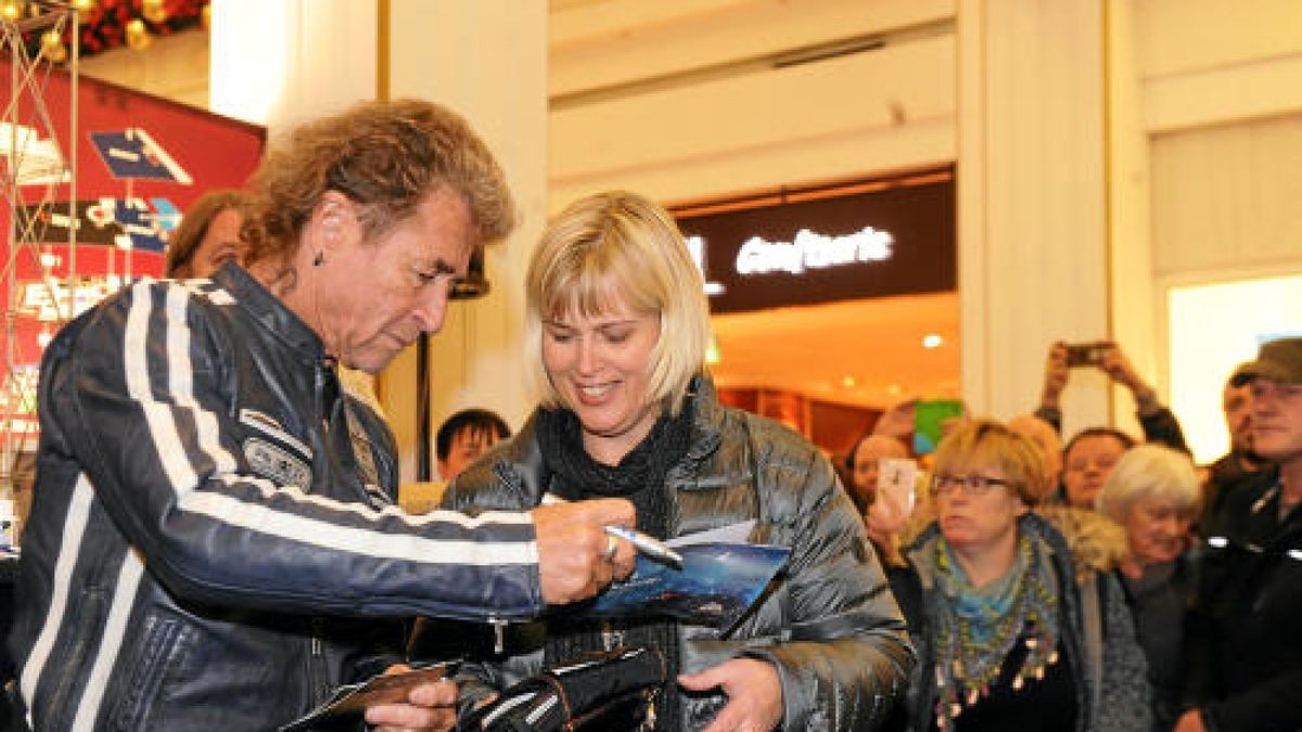 Hunderte bei Autogrammstunde mit Peter Maffay im Anger 1 in Erfurt.