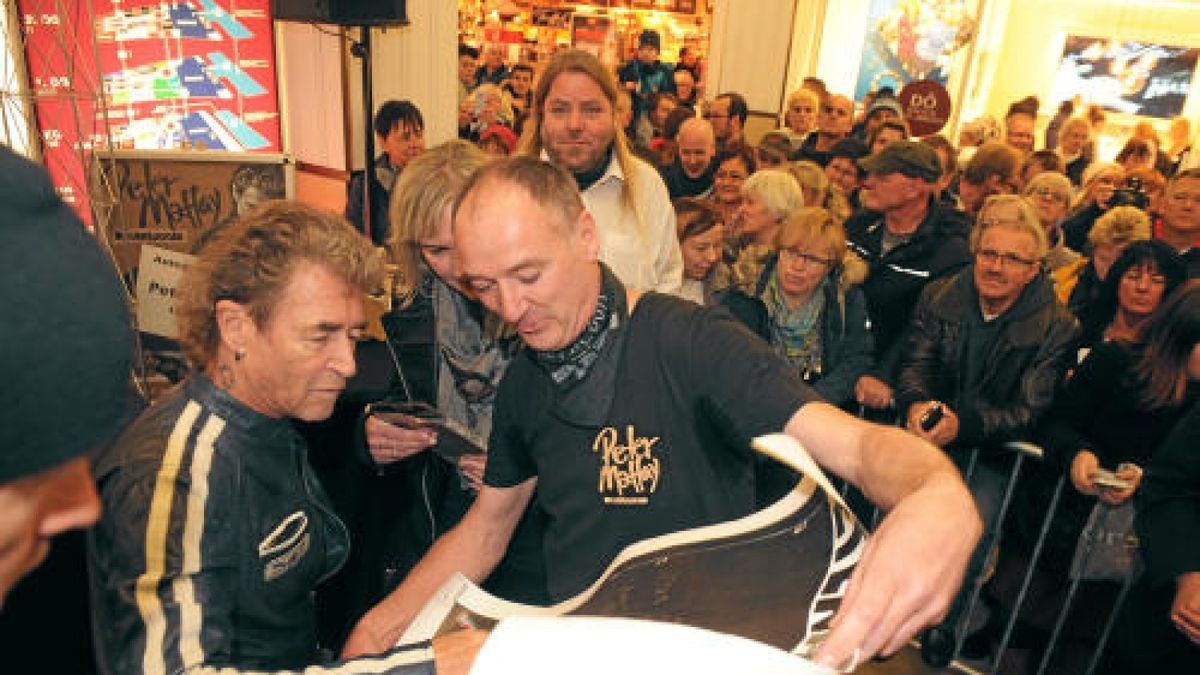 Hunderte bei Autogrammstunde mit Peter Maffay im Anger 1 in Erfurt.