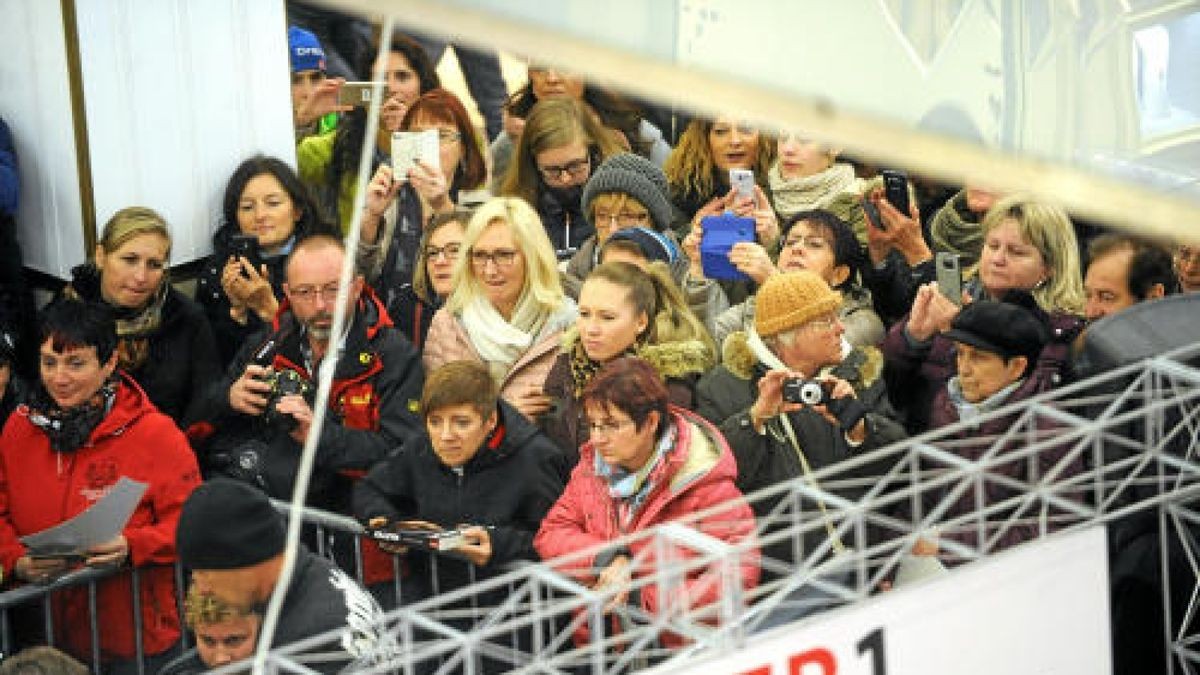 Hunderte bei Autogrammstunde mit Peter Maffay im Anger 1 in Erfurt.