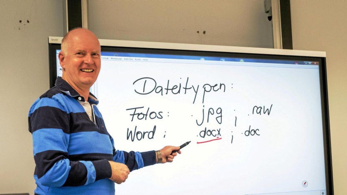 Axel Möller von der Regelschule Östertal in Sondershausen an einer neuen „Tafel“ im Computerkabinett.