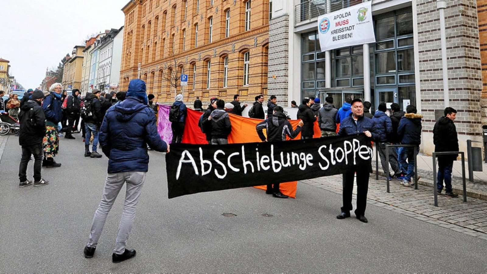 Demonstration gegen Abschiebung Rund 50 Flüchtlinge ziehen durch Apolda