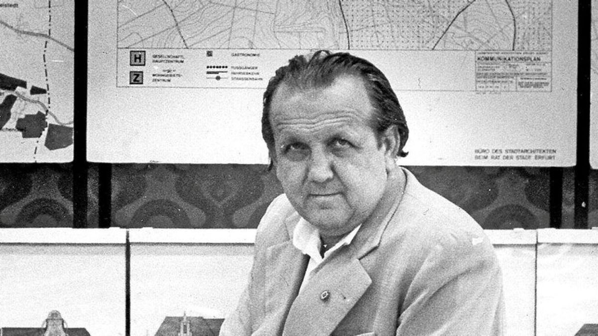 Stadtarchitekt Walter Nitsch am Modell der Stadt, deren Bild er in den Jahren 1962 bis 1990 maßgeblich mitgeprägt hat.