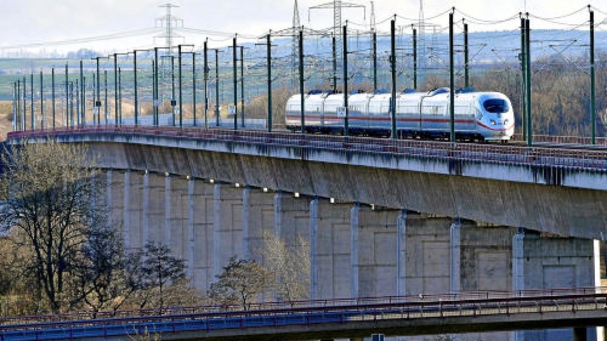 Sprinterzüge brauchen künftig 3:55 Stunden von Berlin nach München beziehungsweise 2:51 Stunden von Berlin nach Nürnberg. Täglich gibt es 10 000 Sitzplätze mehr als bisher.