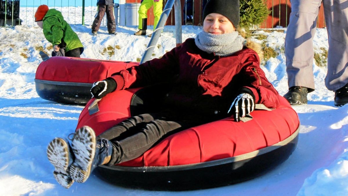 Effektive Bereitschaft Acht Gäste sind beim Snowtubing in Cursdorf Minimum