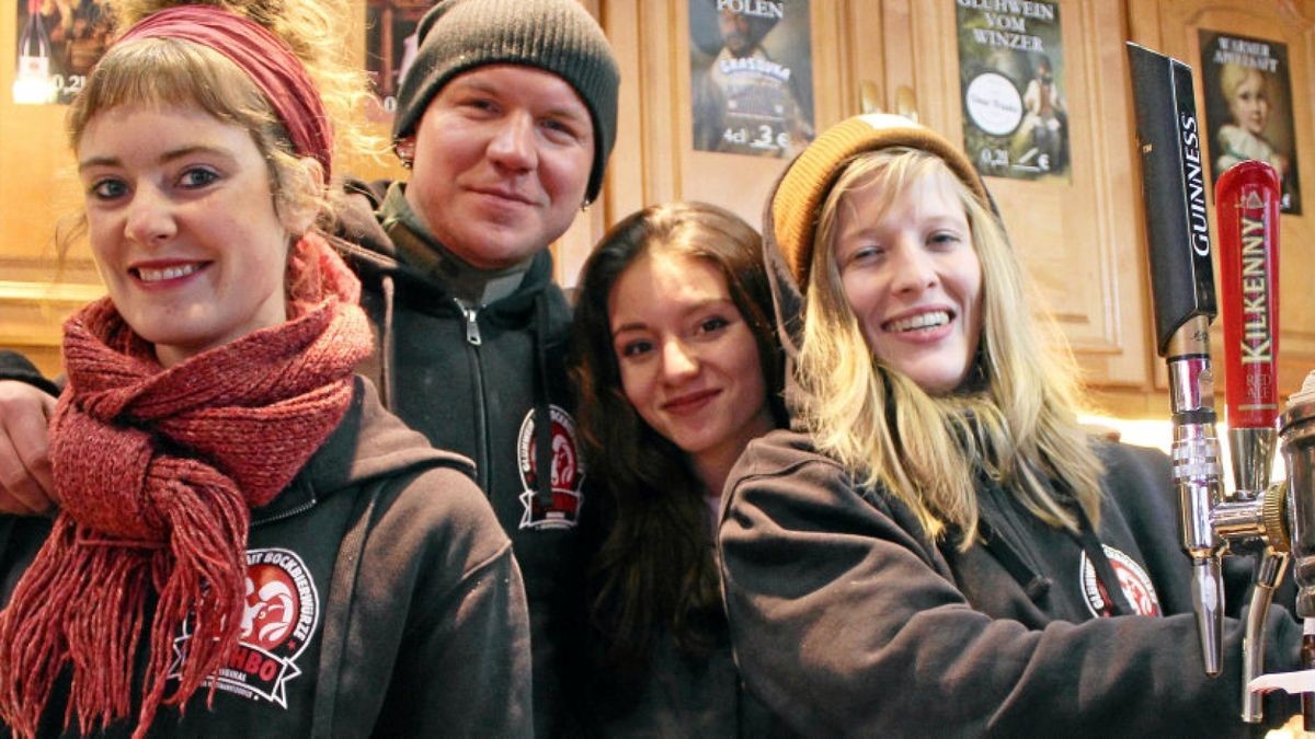 Mira, Kristian, Wiebke und Alex (von links) schenken in den „Luther-Stuben“ auf dem Eisenacher Weihnachtsmarkt unter anderem Rosé-Glühwein oder heißes Kellerbier aus. Musikalisch geht es bei ihnen rockig zu. Samstag war Udo-Lindenberg-Abend.