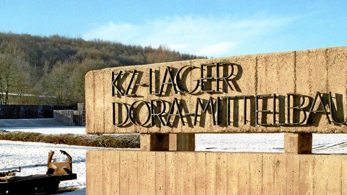 Ein Hinweisschild zur KZ-Gedenkstätte Mittelbau-Dora in Nordhausen ist von Unbekannten mit dem Wort „Neueröffnung“ beschmiert worden. Symbolfoto: imago