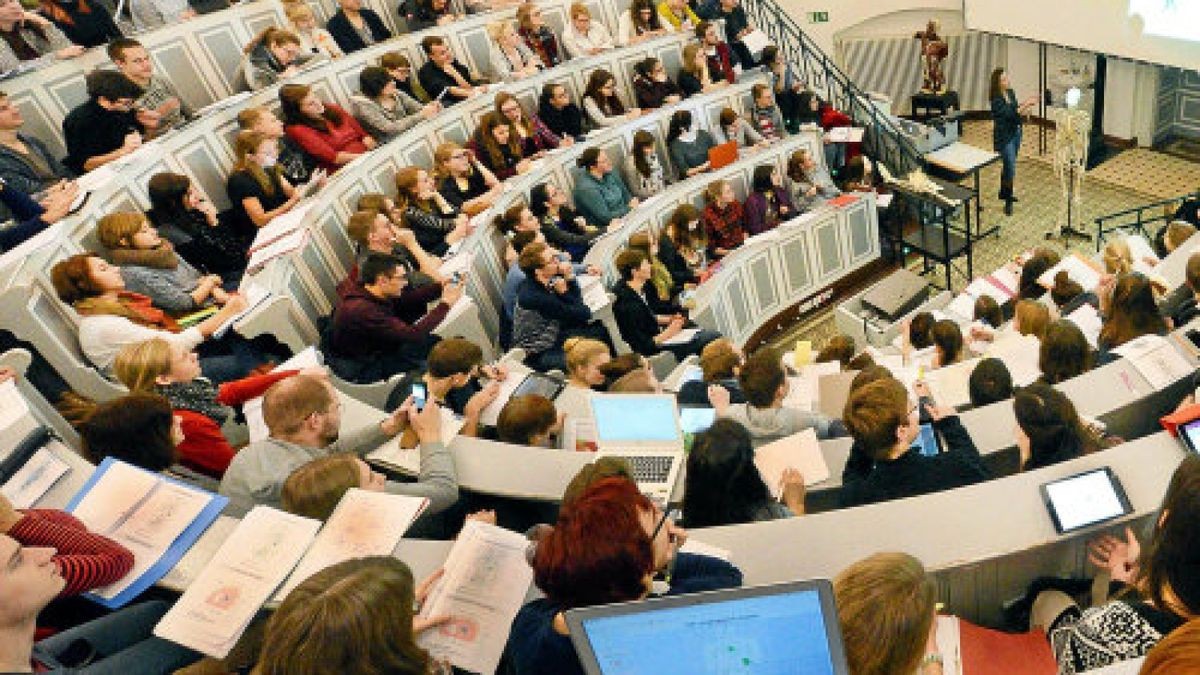 ARCHIV - In einem gut gefüllten Anatomie-Hörsaal der Medizinischen Fakultät an der Martin-Luther-Universität Halle-Wittenberg verfolgen Medizin- und Zahnmedizinstudenten des ersten Studienjahres die Vorlesung zu Gelenken und Muskeln, aufgenommen am 01.12.2015. (zu dpa: «Bundesverfassungsgericht verkündet Urteil zu Numerus clausus» vom 19.12.2017) Foto: Waltraud Grubitzsch/dpa-Zentralbild/dpa +++(c) dpa - Bildfunk+++Foto: Waltraud Grubitzsch