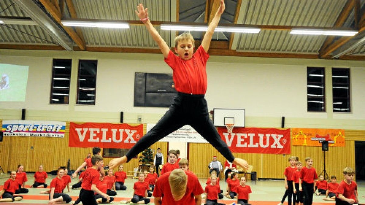 Was junge Turner auf der Bodenmatte und dem Kasten alles können, zeigten sie beim Weihnachtsturnen im letzten Jahr in der Halle vom Ernestinum.Foto: Dirk Bernkopf