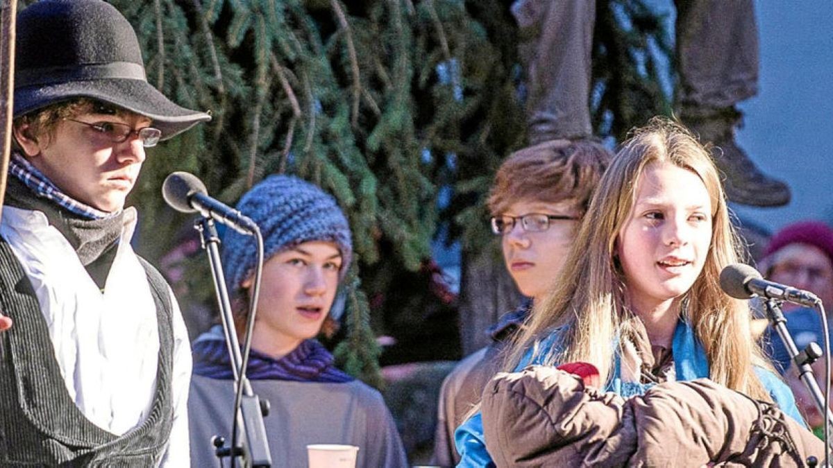 Josef (Elias Haufe) und Maria (Emilia Sperling) mit dem Jesuskind (Anna, 3 Monate).