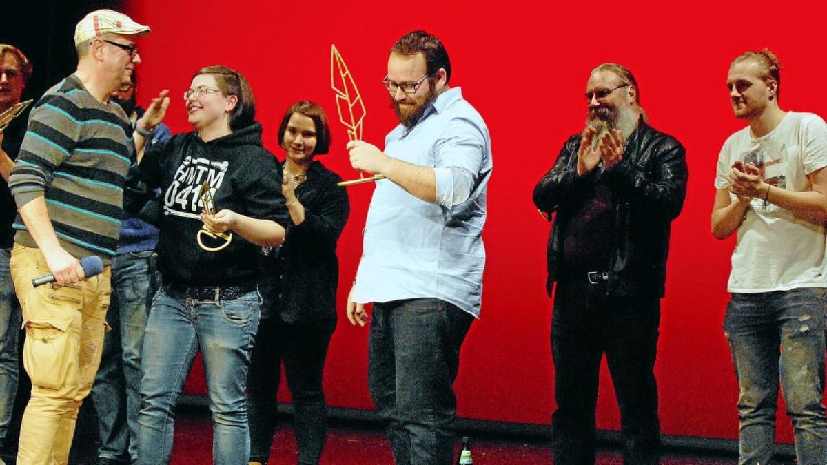 Moderator Matthias Klaß mit der Zweitplatzierten Eva Stützner und Gewinner „Aida