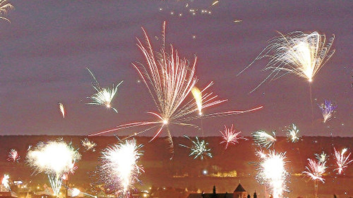 Auf dem Viadukt der Kanonenbahn zwischen Dingelstädt und Kefferhausen gelang dank eines Stativs diese Aufnahme des Dingelstädter Silvesterfeuerwerks.Foto: Uwe Petzl