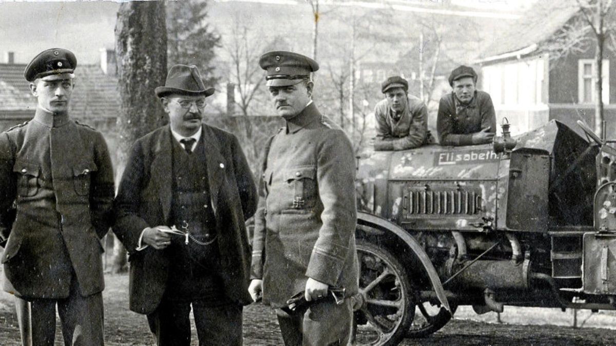 Ein besonderer Moment: Gustav Ehrhardt (3. von links) um 1914 in Zella-Mehlis bei der Übergabe von Ehrhardt-Decauville-Lastwagen an das kaiserliche Heer. Der Sohn von Heinrich Ehrhardt war ein leidenschaftlicher Automobilist.