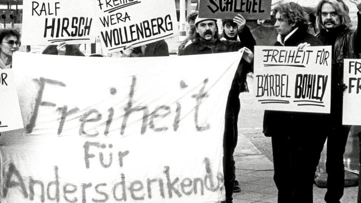 Mitglieder der „Initiative Freiheit für Andersdenkende“ protestieren im Januar 1988 in Westberlin für die Freilassung von inhaftierten Bürgerrechtlern in der DDR. Am 17. Januar 1988 hatten oppositionelle Gruppen bei der Demo für Rosa Luxemburg und Karl Liebknecht Plakate mit dem Luxemburg-Zitat „Die Freiheit ist immer die Freiheit des Andersdenkenden“ gezeigt.