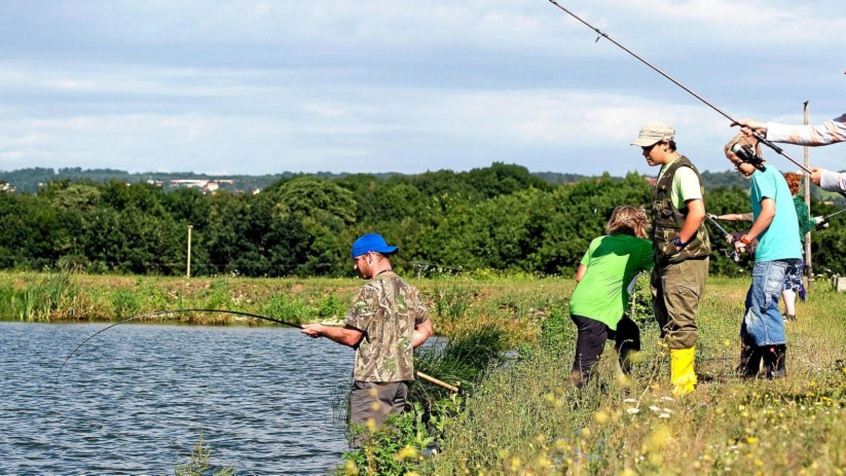 Kinder angeln im Rahmen des Ferienpasses am Speicher bei Kromsdorf. Archiv-