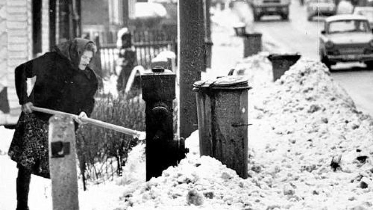 Ordentlich Schnee schippen musste diese Frau 1991 in Neuhaus am Rennweg. Foto: Sascha Fromm