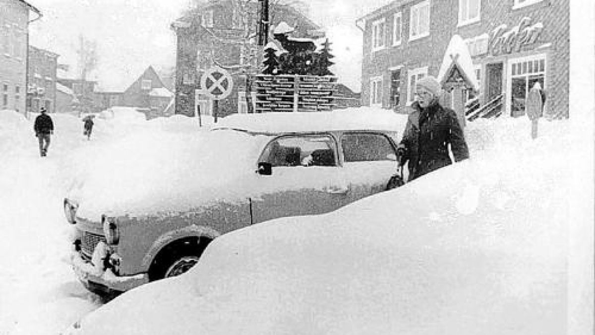 Autofahrer begegneten dem Winter auch im Jahr 1981 mit gemischten Gefühlen, wie hier in Schmiedefeld. Foto. TA-Archiv