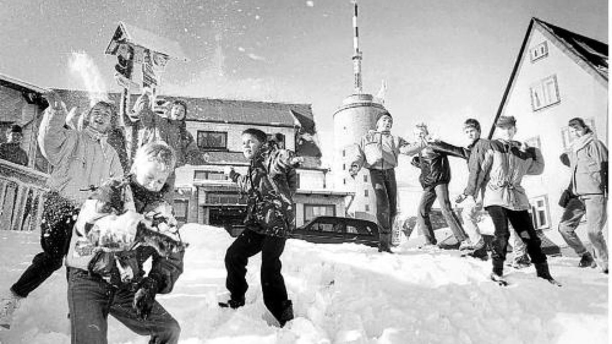 Schneeballschlacht auf dem Inselsberg 1990. Foto: TA