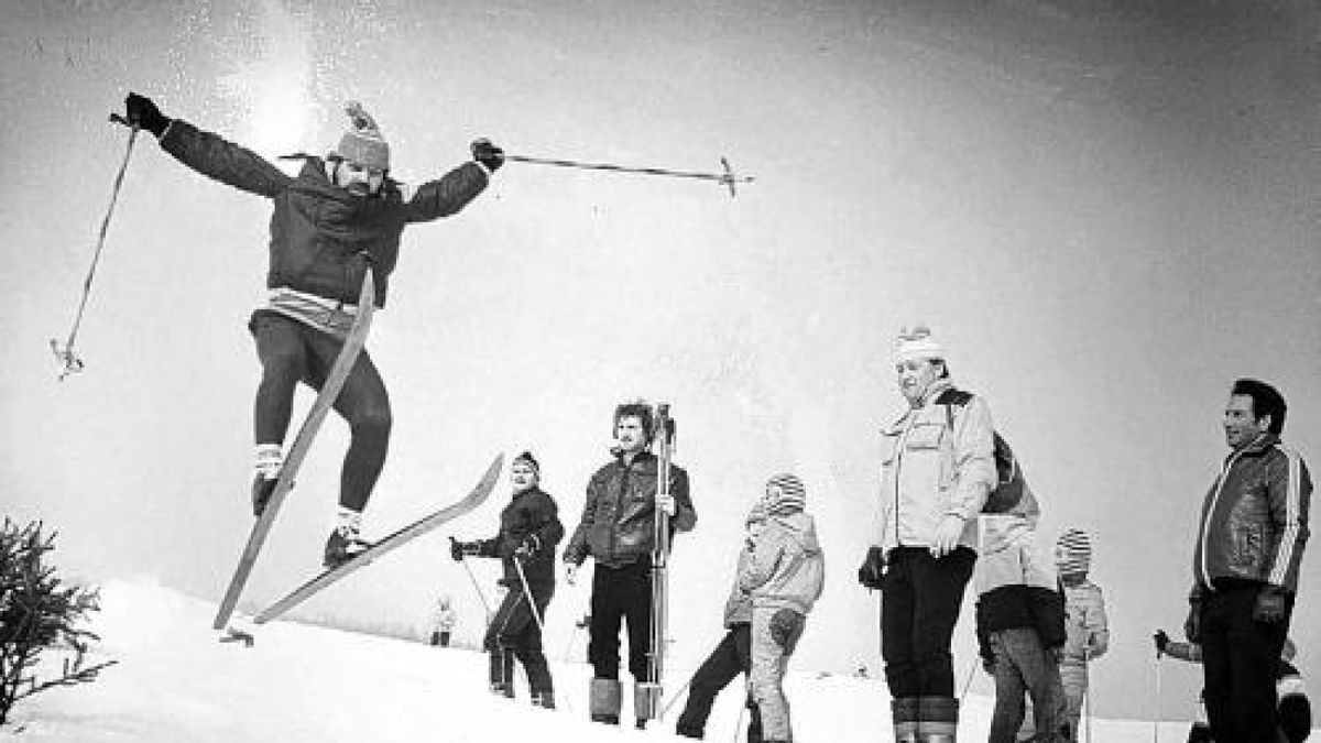 Abenteuerliche Sprünge wagte dieser Skifahrer auf einer Piste irgendwo in Thüringen. Foto: Roland Obst