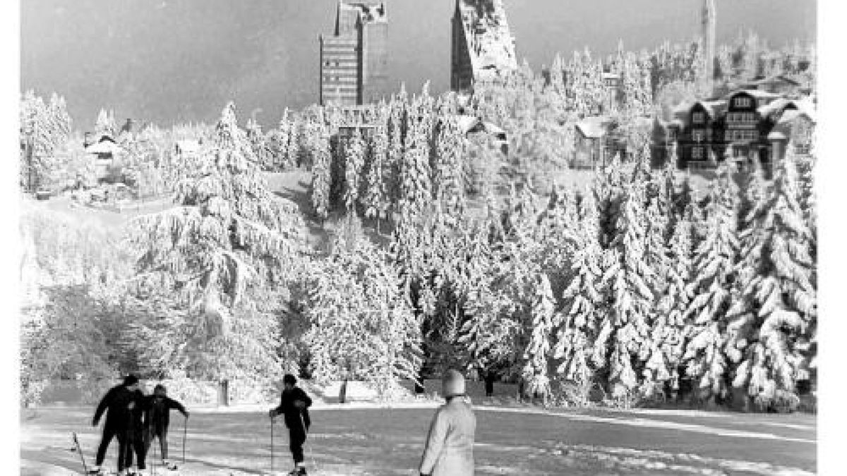 Winterlandschaft mit dem Hotel Panorama in Oberhof im Hintergrund. Foto: Werner Remd