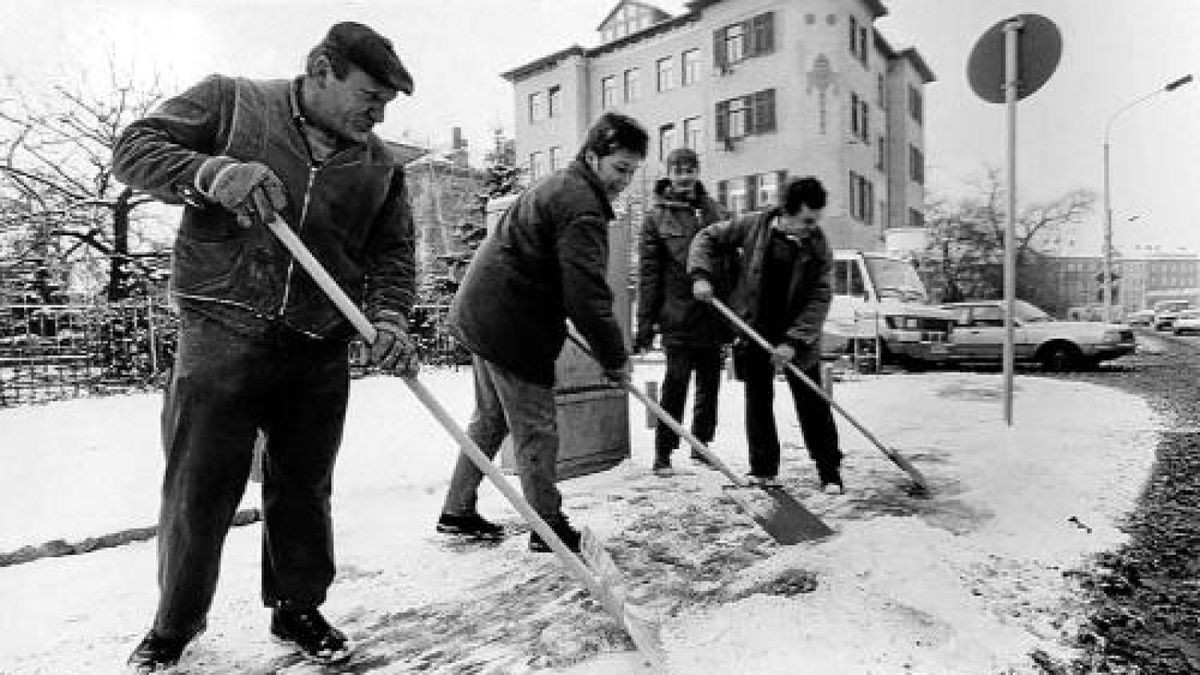 Um den Weg freizuschaufeln, packten die Kollegen vom Gartenamt 1994 in Erfurt gemeinsam an. Foto: Sascha Fromm