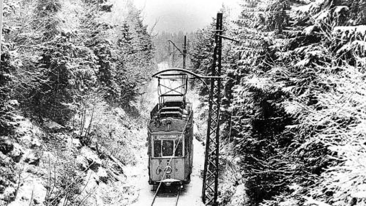 Eine Fahrt mit der Thüringer Waldbahn machte im Winter noch mehr Spaß - wie hier im Jahr 1967. Foto: TA