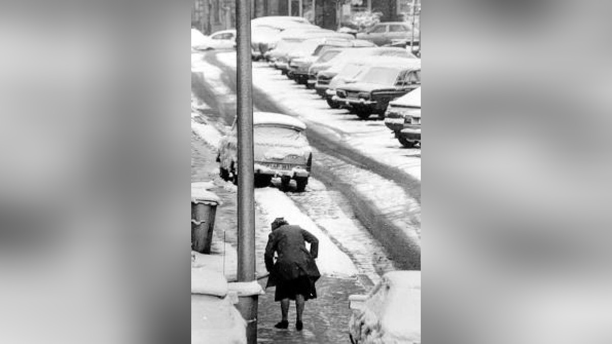 Schneeschippen in Erfurt 1992. Foto: Sascha Fromm